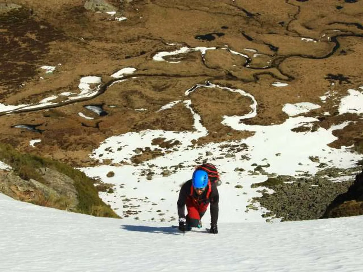 Senderistas cruzando los pastos de la turbera del Alto Tera en otoño