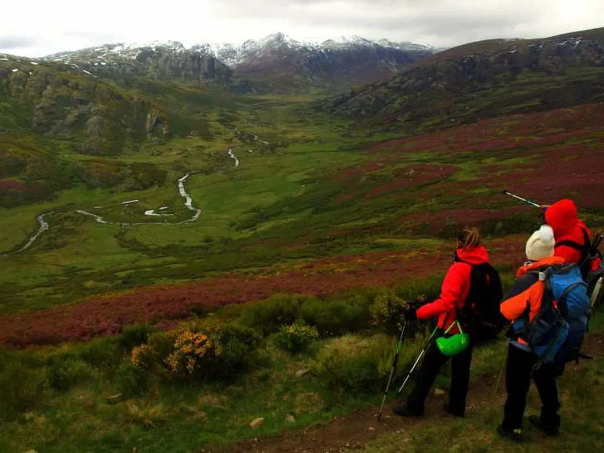 Excursionistas ascendiendo por la nieve cerca del valle glaciar del Maseirón