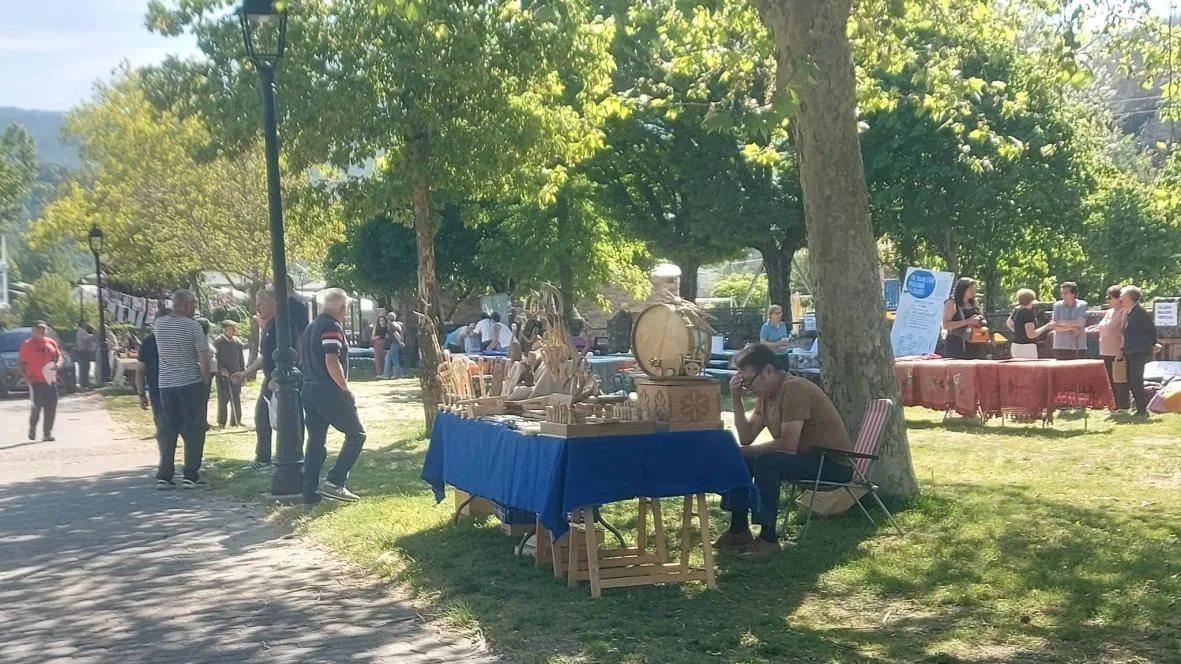 Puesto de artesanía en madera en el recinto de la feria
