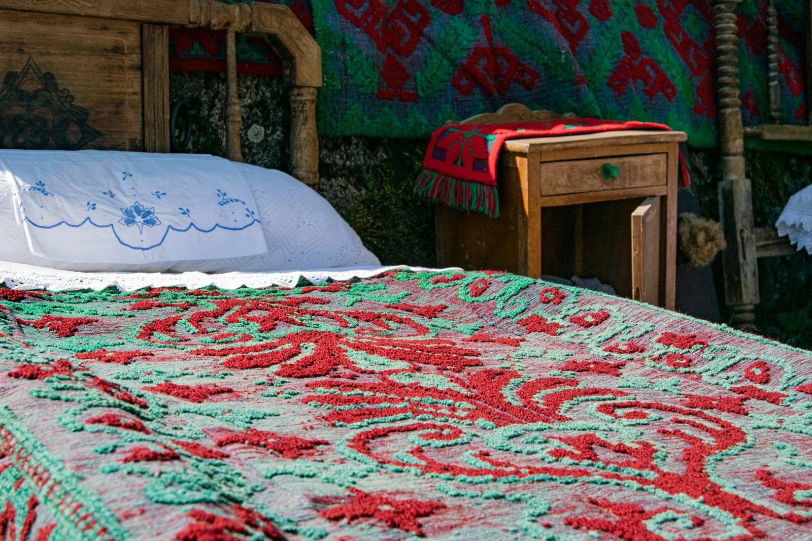 Colcha tradicional bordada en rojo y verde