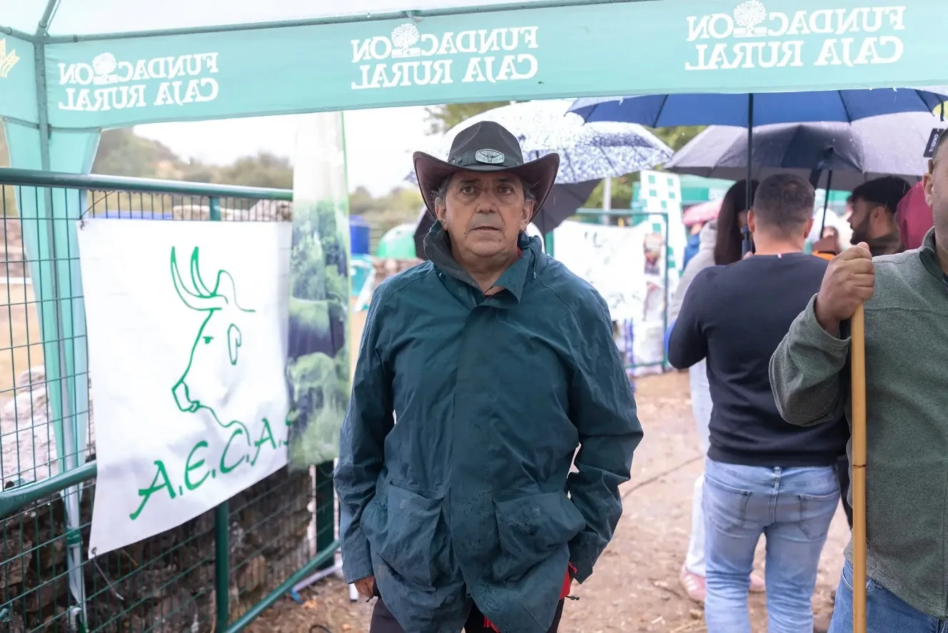 Ganadero en la carpa de la asociación durante la feria