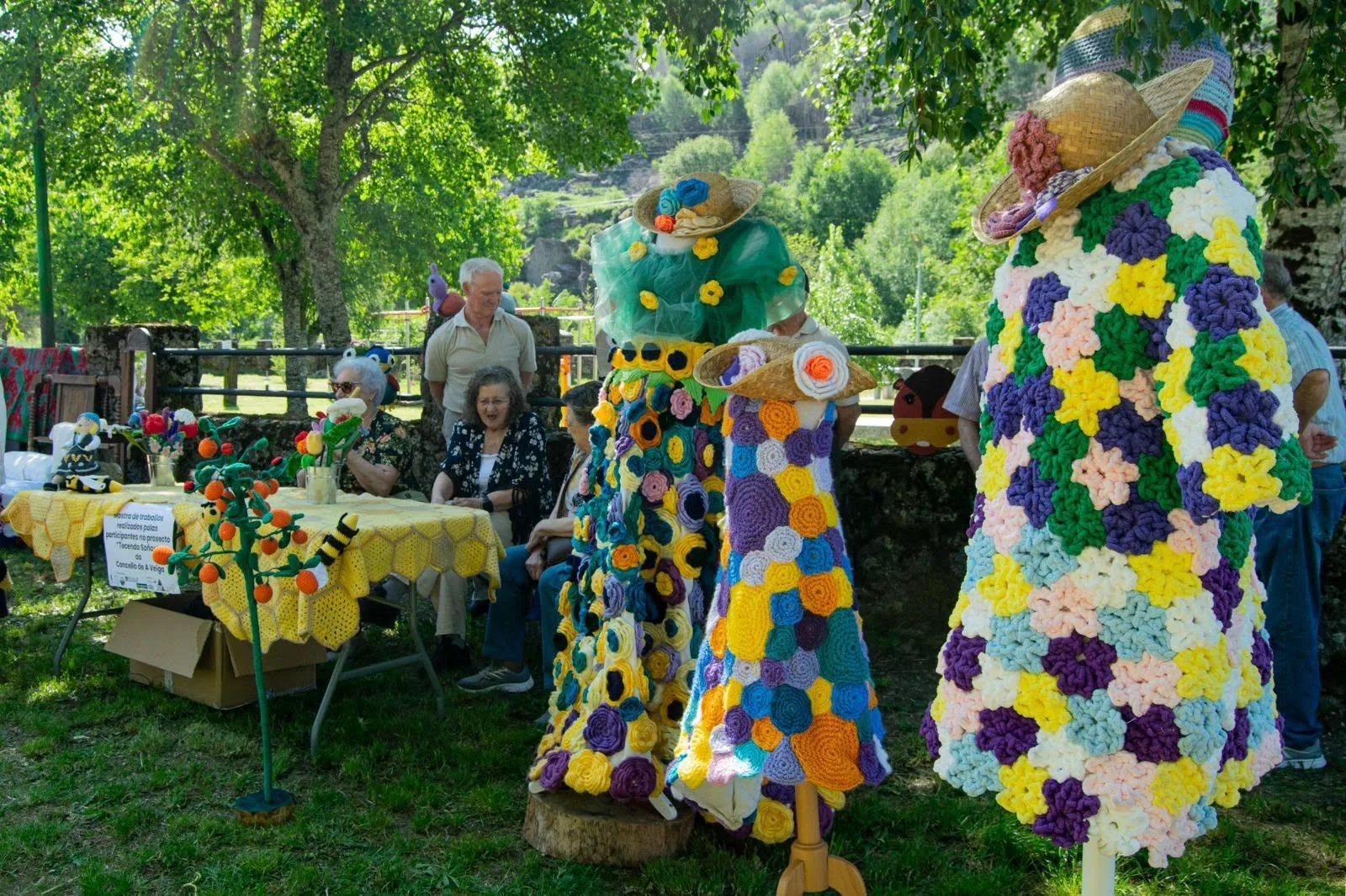 Maniquíes vestidos con flores de ganchillo