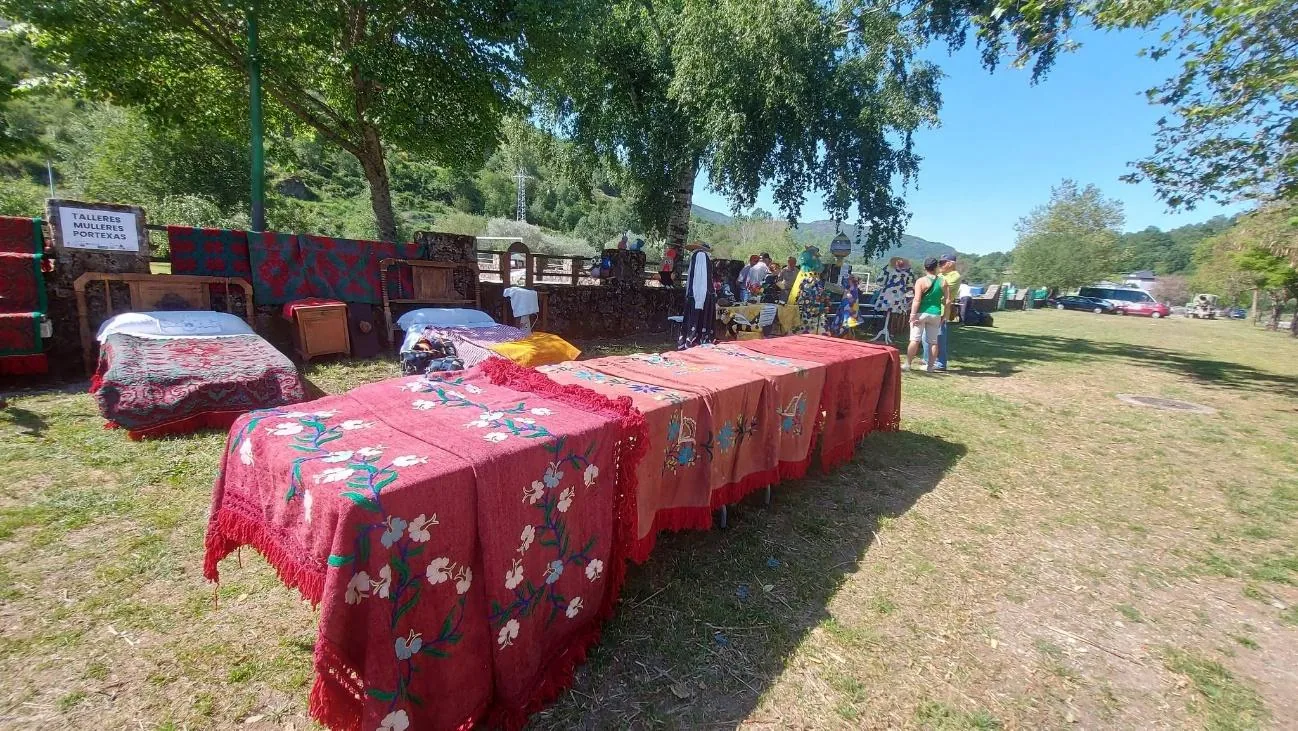 Mantelerías bordadas expuestas en el recinto de la feria