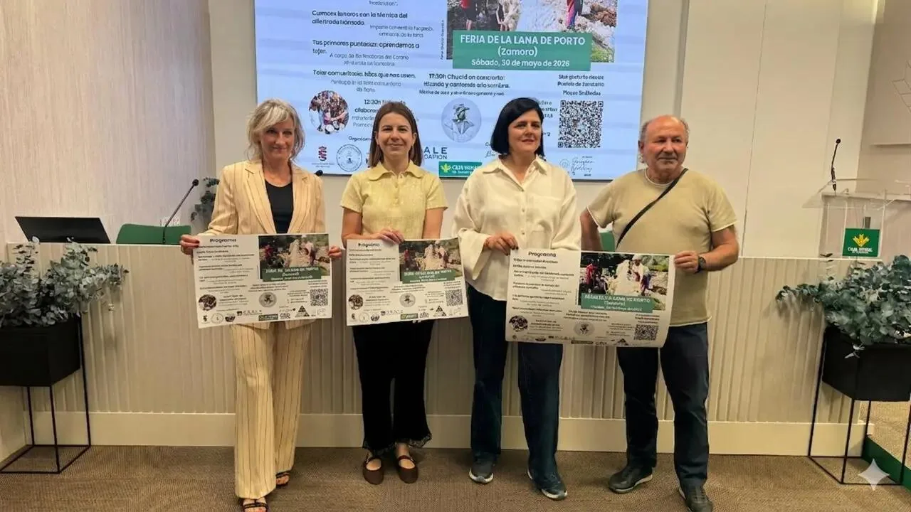 Representantes de las entidades organizadoras con el cartel de la feria