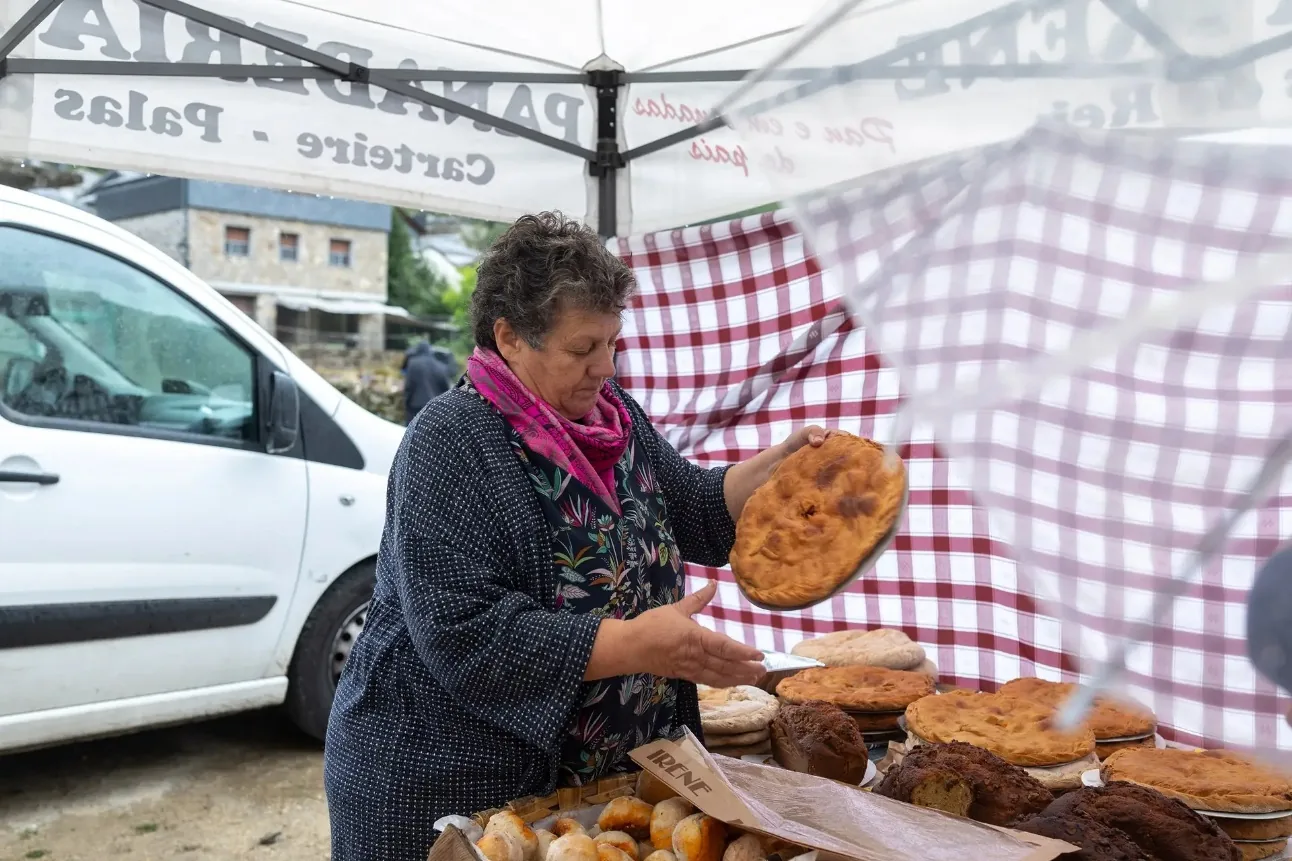 Puestos de comida en el mercado de la feria de Porto