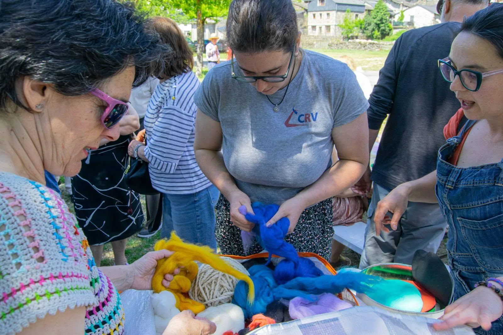 Participantes trabajando con lana teñida de colores