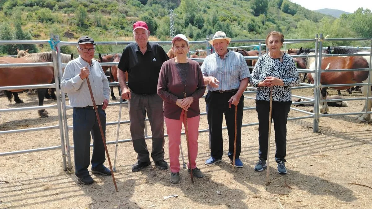 Vecinos de Porto ante los corrales de la feria equina