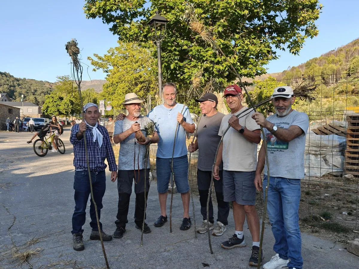 Grupo de vecinos de Porto con las herramientas de la maja