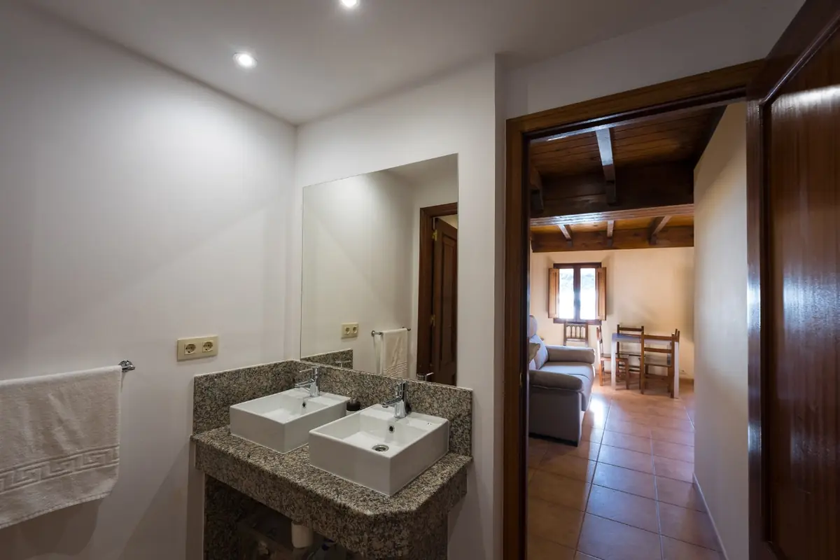 Baño con doble lavabo de la Casa Acebral