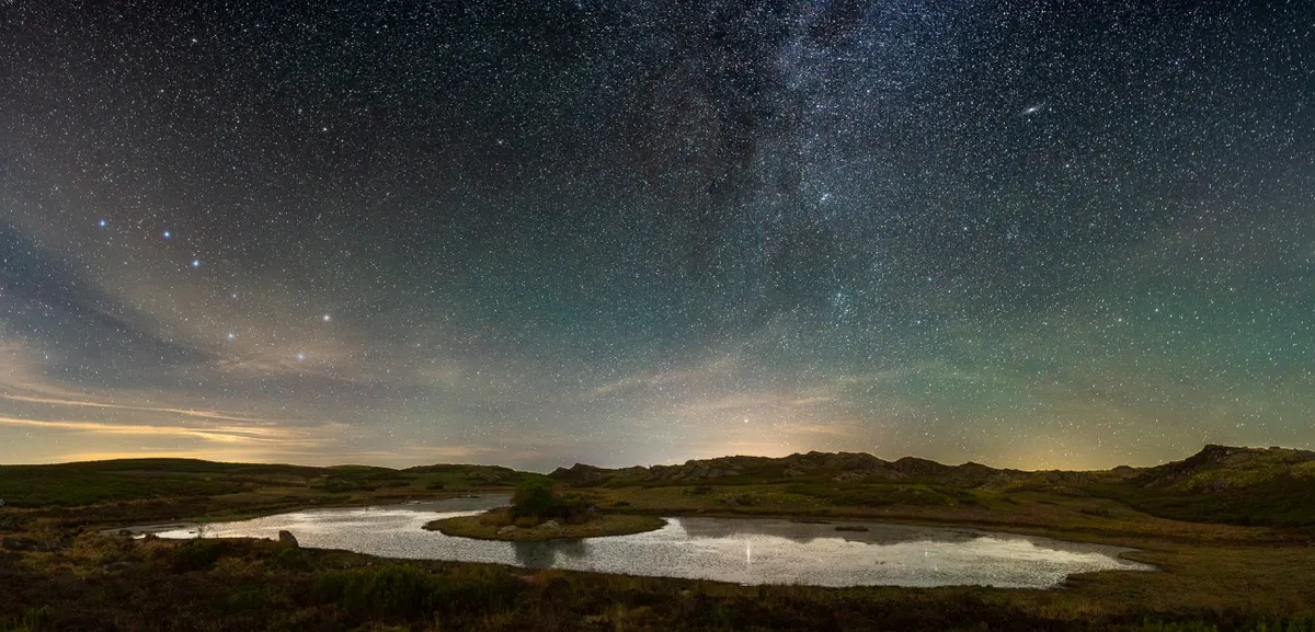 Vía Láctea sobre una laguna de montaña en la Reserva Starlight Porto-Alta Sanabria