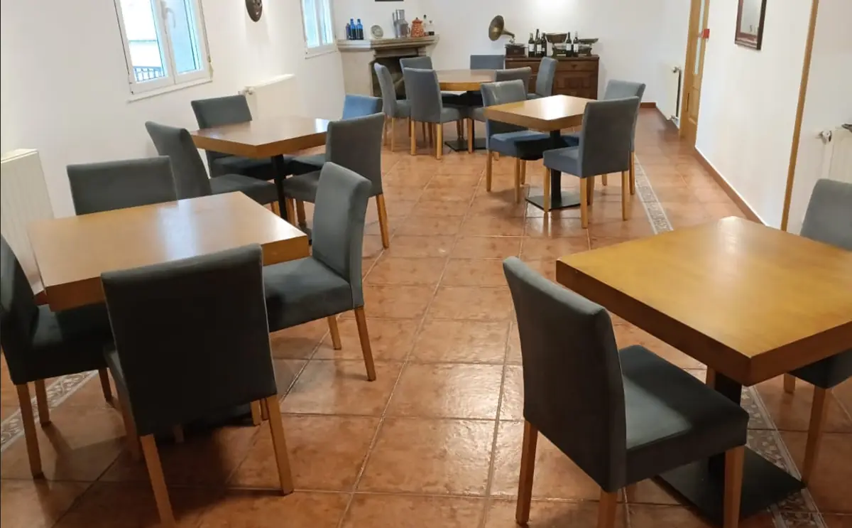 Comedor del Restaurante Porto Belo con mesas de madera