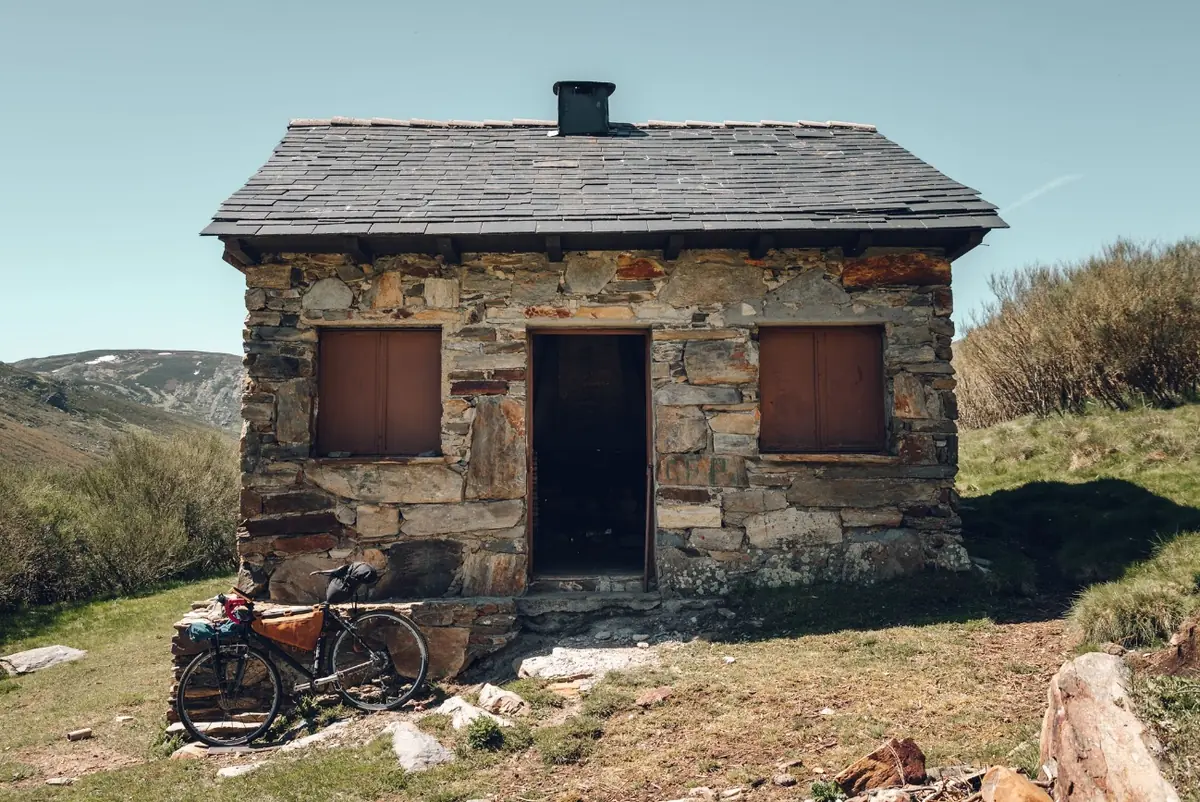 Refugio de piedra con tejado de pizarra y chimenea