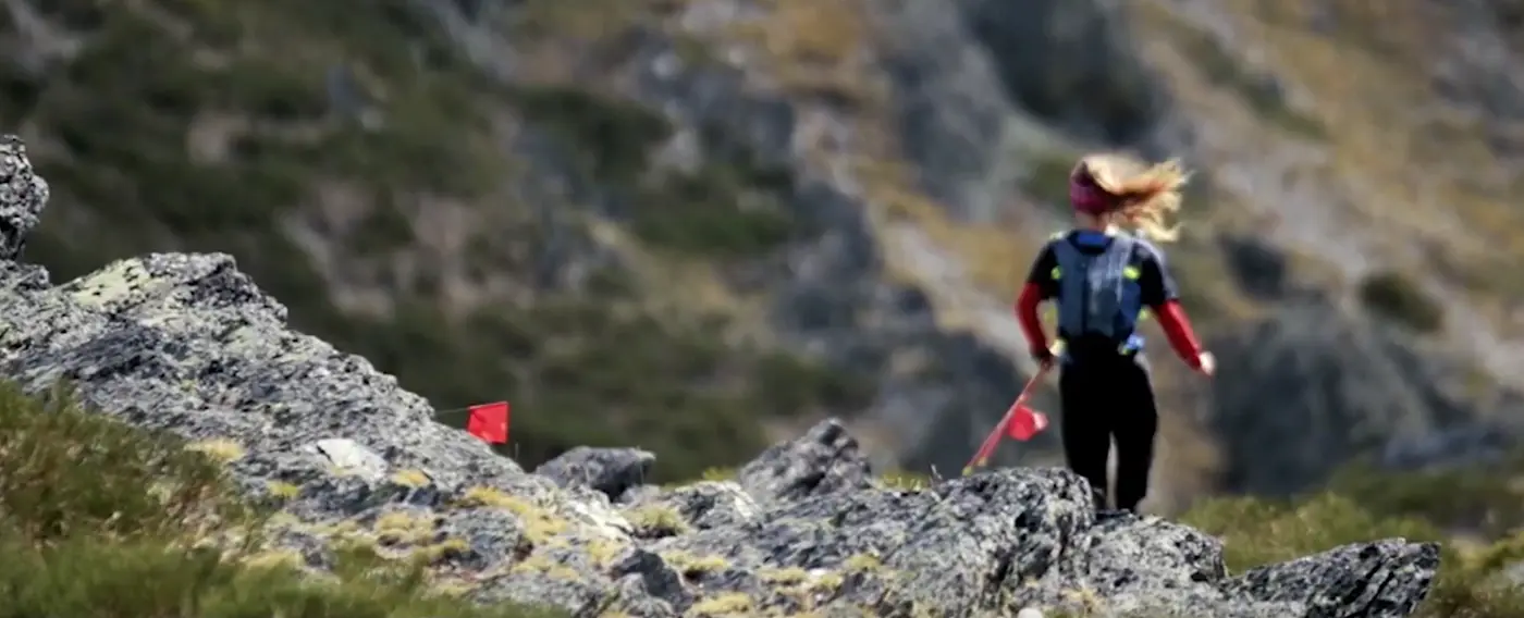 Corredora de montaña en un sendero rocoso de la sierra de Porto