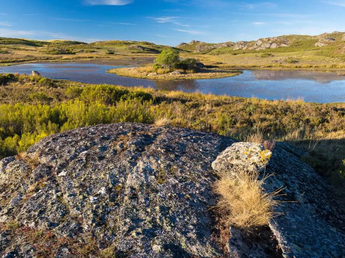 Laguna entre roquedos de granito en la Sierra Calva, junto al límite con Galicia
