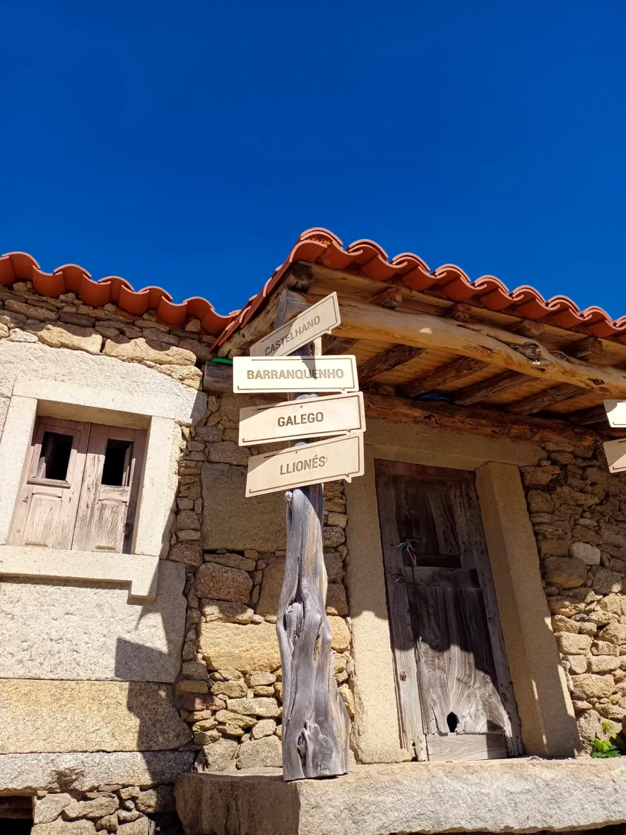 Banner do Portexo diante das casas de pedra de Picote