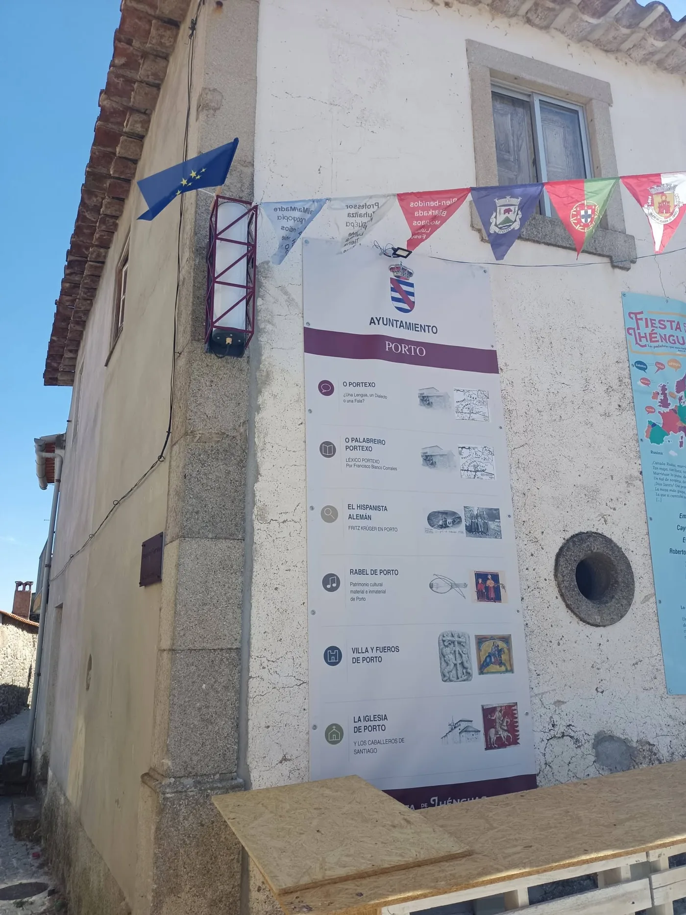 Panel expositivo sobre o Portexo nunha fachada de Picote