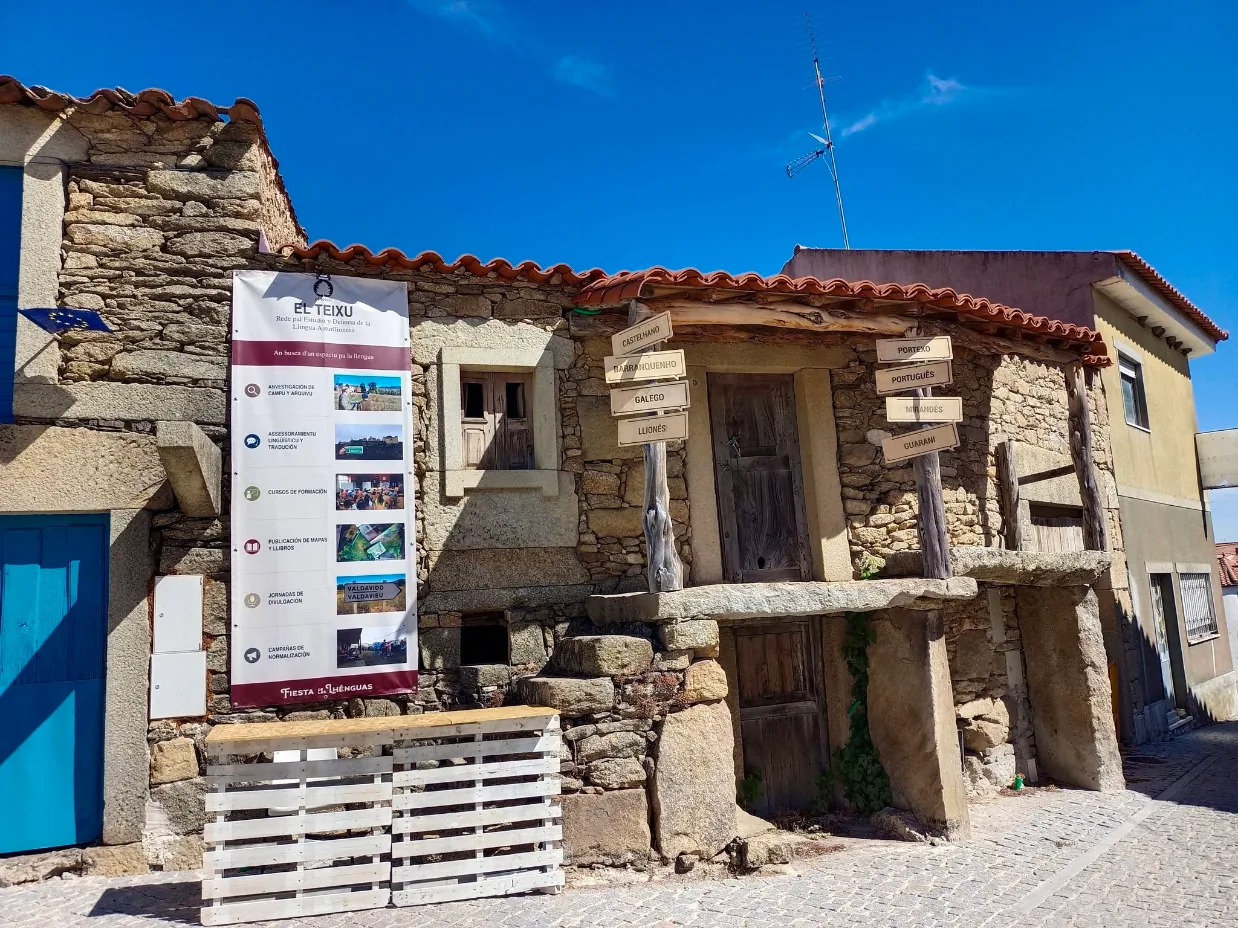 A exposición sobre o Portexo nas rúas de Picote durante a Festa das Linguas