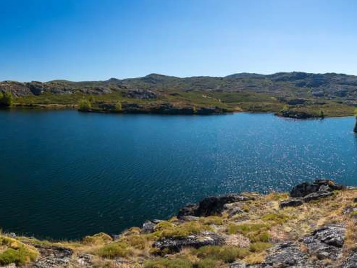 Laguna de la Clara, aguas profundas de color azul intenso en la Sierra Segundera