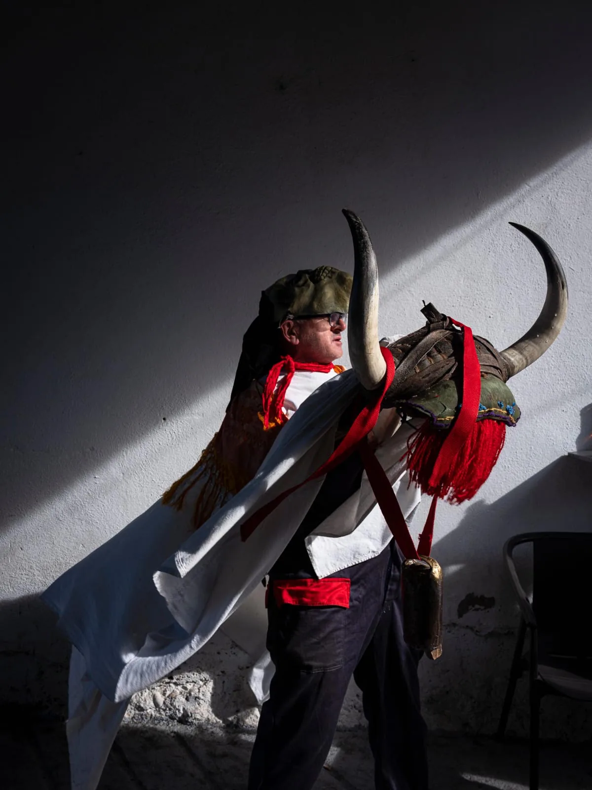 Detalle de la máscara de cuernos de o touro en el carnaval de Porto