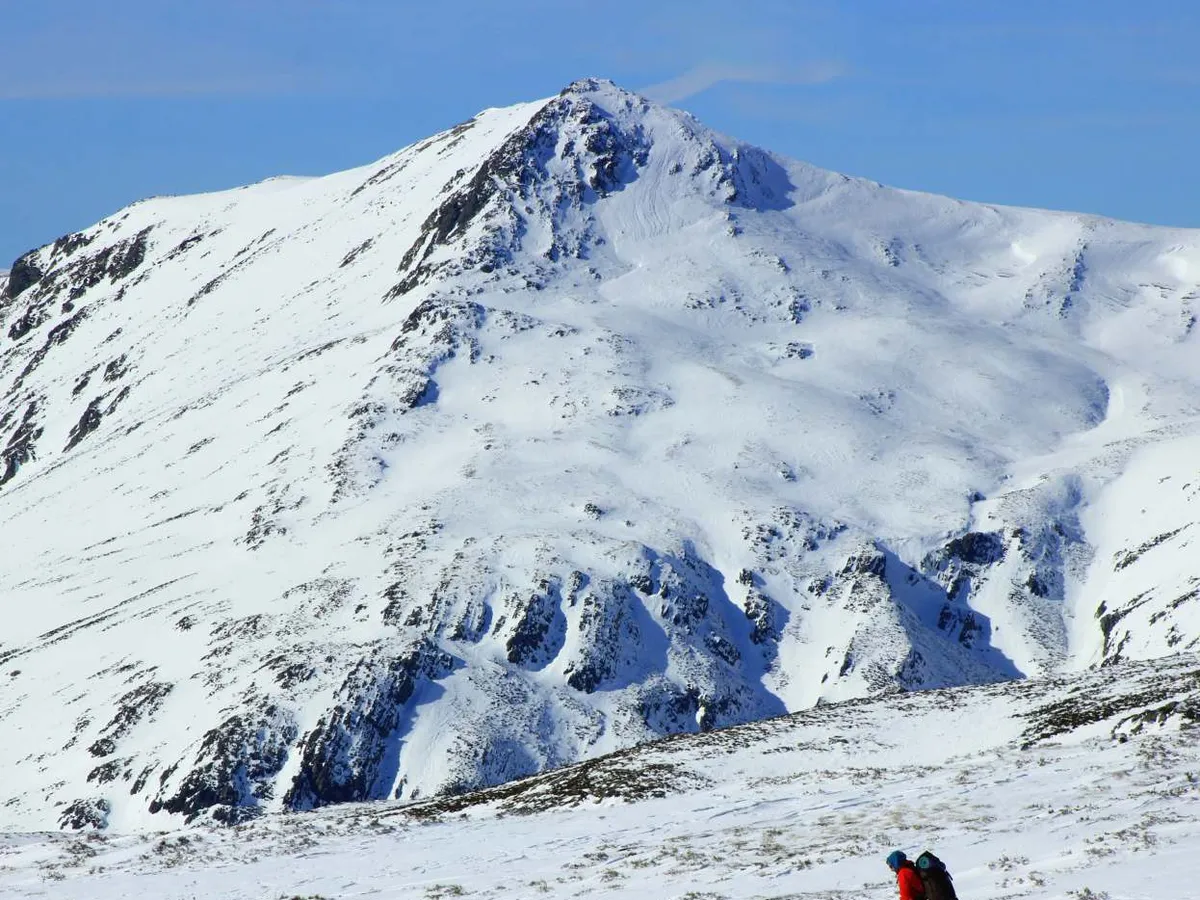La afilada cumbre nevada de Peña Negra vista desde la ladera