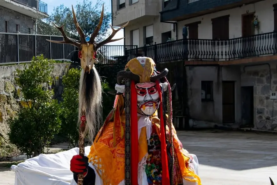 Máscara tradicional de madera en una fiesta de invierno