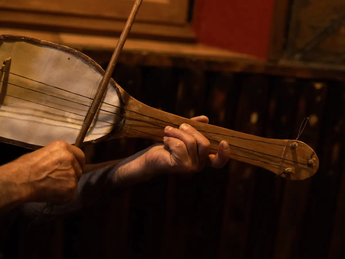 Músico tocando un rabel