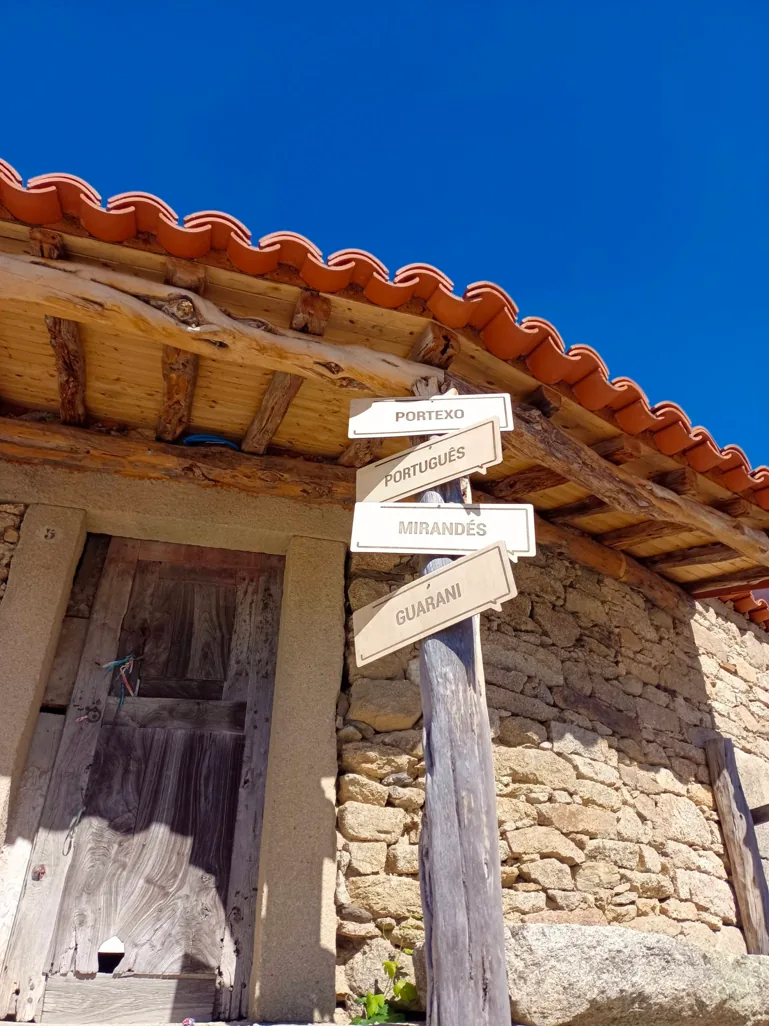 Sinal de madeira nunha rúa de Picote durante a Festa das Linguas