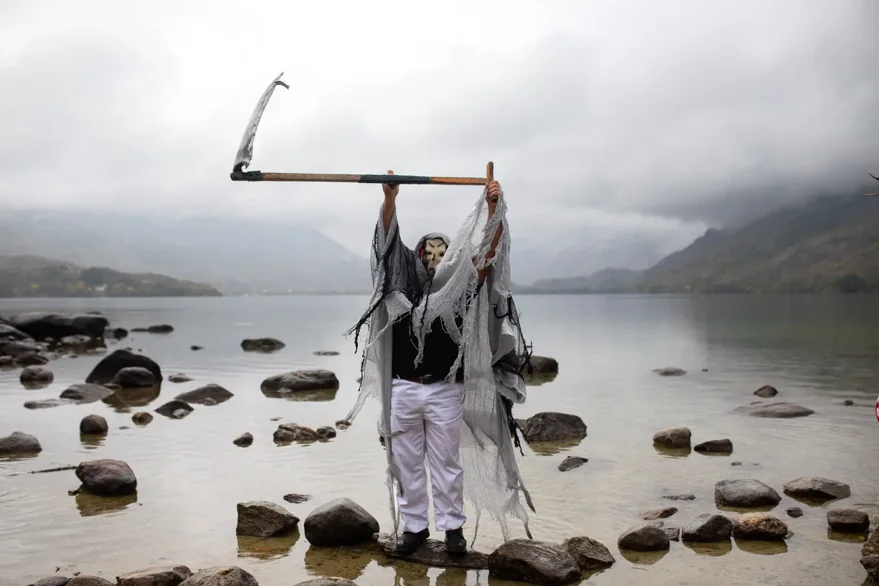 A morte levanta la guadaña con las dos manos en el Lago de Sanabria