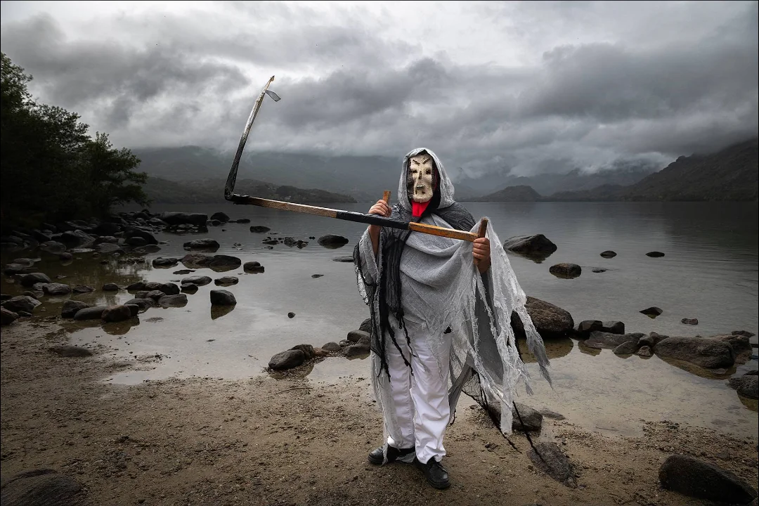 A morte con la guadaña a la orilla del Lago de Sanabria