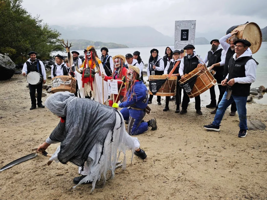 O touro agachado ante el folión en la playa de Los Arenales