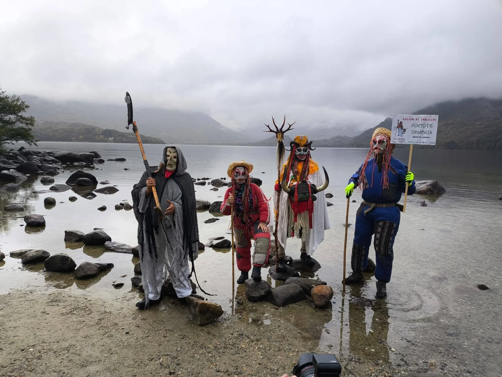 A morte, o touro y os gordos dentro del agua del Lago de Sanabria