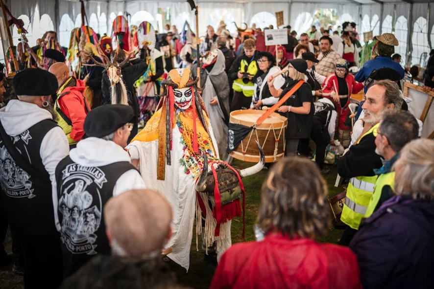 O touro rodeado de público durante el encuentro de mascaradas