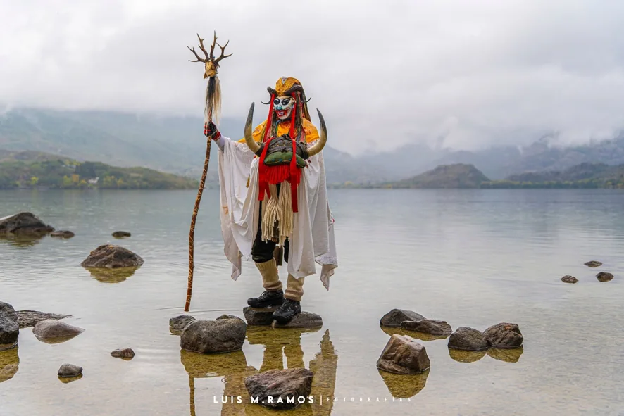 O touro de Porto en pie sobre las piedras del Lago de Sanabria