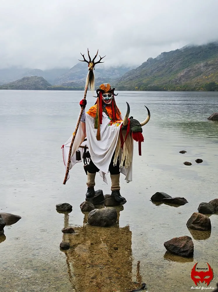 O touro de Porto en el lago, con la sierra al fondo