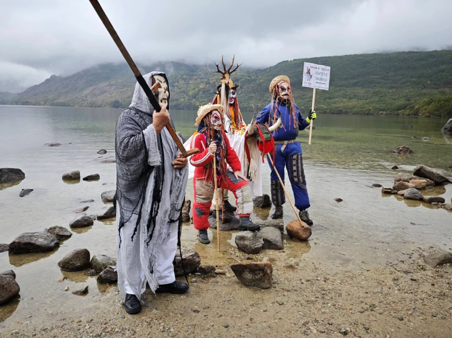Os gordos de Porto junto a las demás máscaras dentro del lago